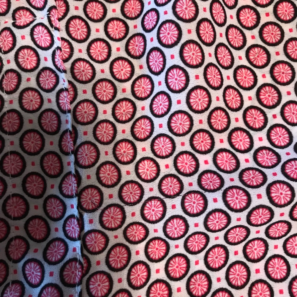 Pink sleeveless blouse very flattering - Picture 5 of 6